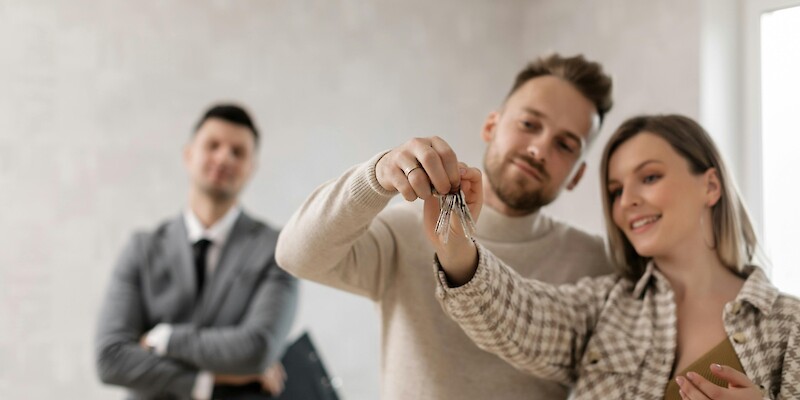 Couple with new house keys